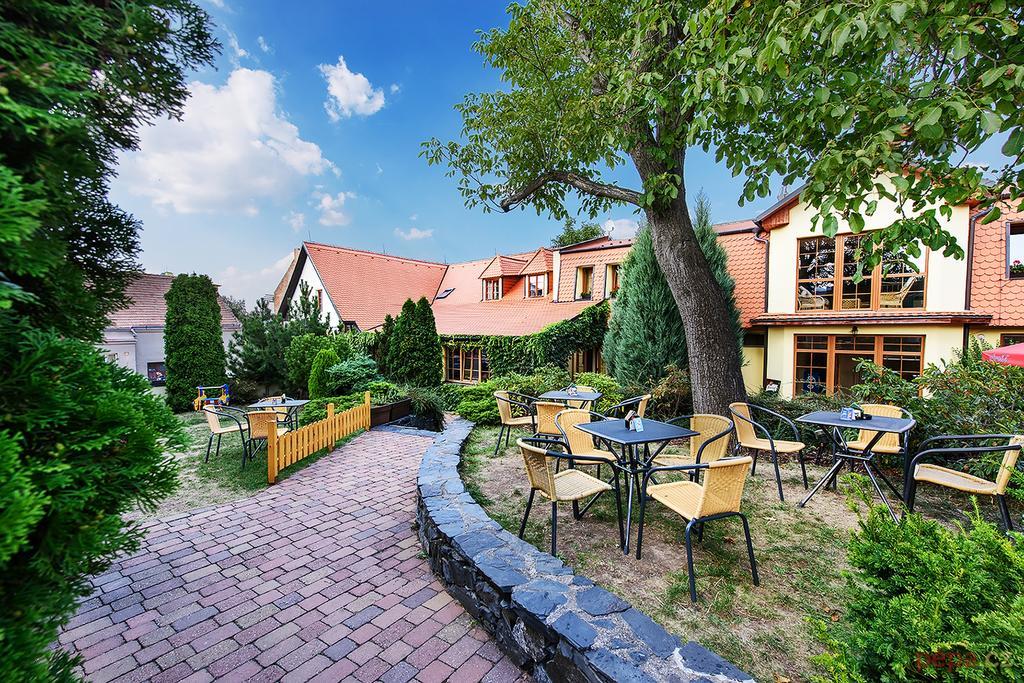 Restaurace A Penzion U Palecku Skuteč Exterior foto